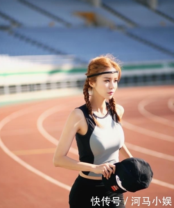 尽显|紧身打底裤小姐姐,散发出女性韵味,尽显妩媚迷人味道