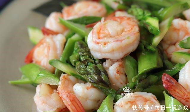 这蔬菜9块钱一斤,比猪肉还贵,但吃了对身体好,所以再贵也要吃!