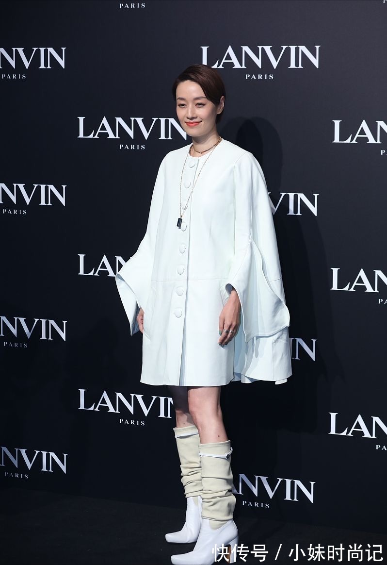 斗篷|马伊琍终于换风格了,穿白色斗篷连衣裙配袜靴,气场很难被超越