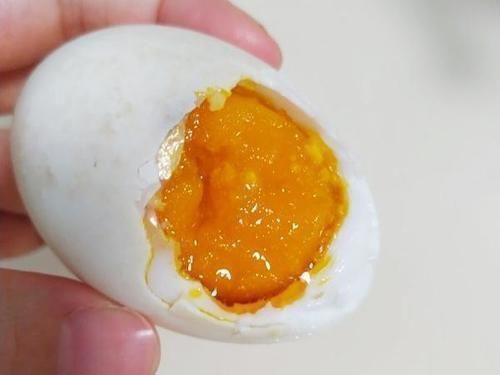 咸蛋黄|腌咸蛋的传统做法，不用裹泥，不用盐水，28天流油起沙，超简单