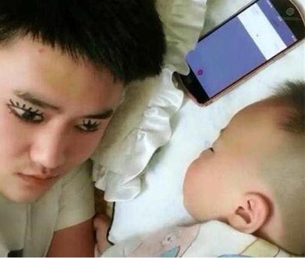 粗旷|这位宝爸哄睡方式火了,看到宝爸如此神操作,宝妈哭笑不得!