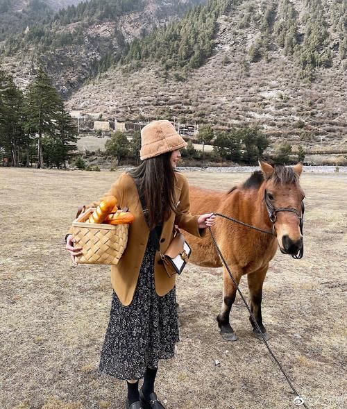 西装+碎花连衣裙=时髦洋气!开春这么穿特吸睛