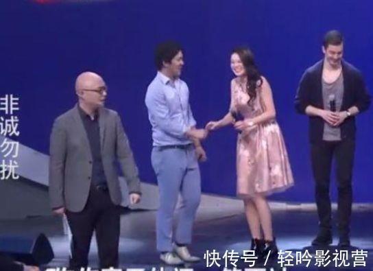 非誠(chéng)勿擾：女兵牽錯(cuò)男嘉賓！黃磊和孟非做法不同，現(xiàn)場(chǎng)零度尷尬