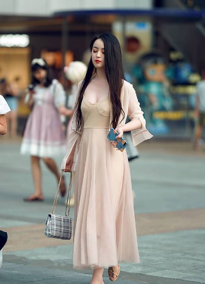 街拍喝奶茶的小姐姐,黑色吊带搭配黑色短裤,大长腿很吸睛