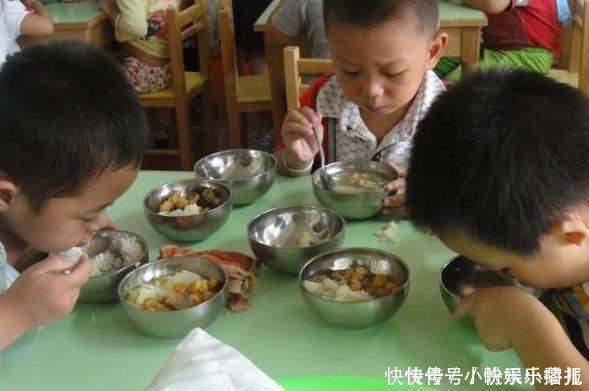 图书室|“一个月1500伙食费就吃这”,宝妈怒了,找幼儿园讨说法