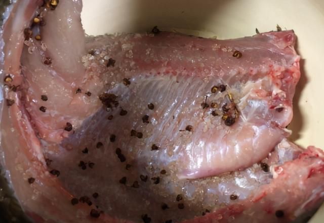 鱼肉|腌咸鱼时,别直接抹盐腌,多加1个步骤,咸鱼咸香入味,更易储存