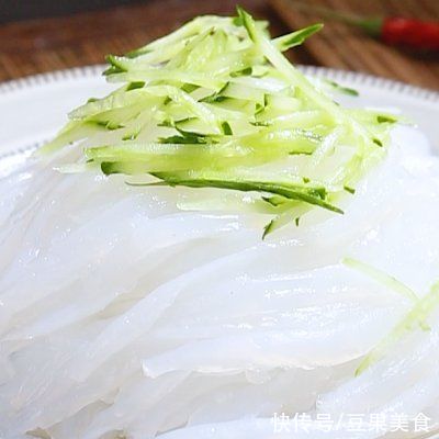 胶质体|夏日美味小吃豌豆凉粉---可以吸溜着吃