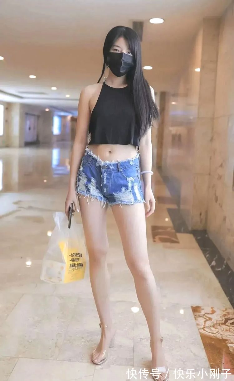 高跟鞋 时髦牛仔短裤的穿搭，搭配挂脖装，凸显时尚气质