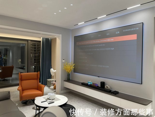 灯光|104平四口之家，客厅激光投影太过瘾，整柜的手办太壮观