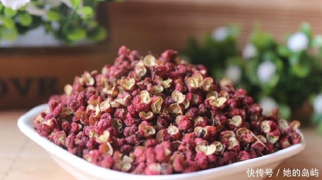 女人每天睡前肚脐上放上此物,半个月下来,排出湿气,甩掉大肚腩