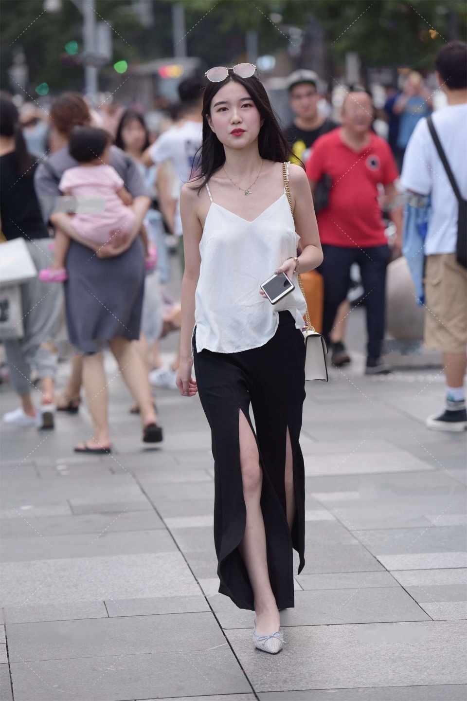 时髦|谁说背心太大众化,这样穿时髦又洋气,彰显高级气场