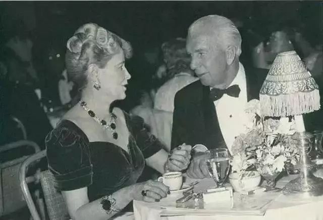 富美|一个论斤买卡地亚珠宝 的女人,是一个怎样的白富美?