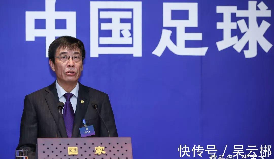 足协|不惧下课声!65岁陈戌源陪国足西征,力挺李铁,目标是拿4分