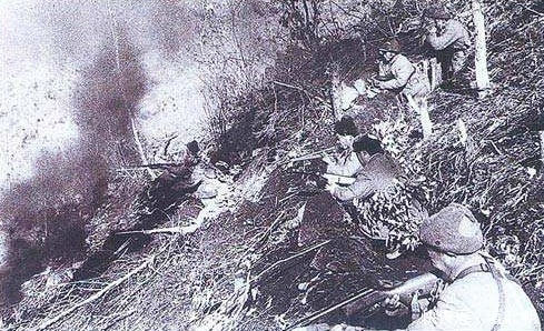 敌人|1个连阻击美军空降团,主峰阵地就2个班,坚守4天160人只剩30