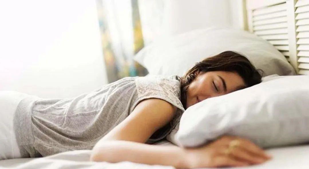 姿势|孕期睡姿不正确会伤害胎儿,孕妈要及时纠正,别图一时舒服坑了娃