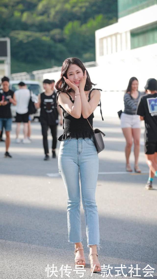 艳逸|街拍:瑰姿艳逸的小姐姐,衬衫配黑色纱裙,时尚优雅