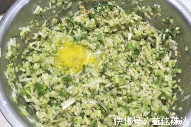 炸萝卜丸子时，牢记3个小技巧，炸出的丸子鲜香酥脆，凉了也不硬