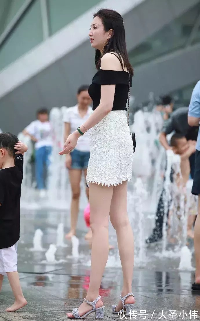 小姐姐 美女街拍:女人搭配高跟鞋,显得时尚又充满魅力