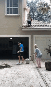 |搞笑笑话,动图:杆一沉,就知道是条大鱼!