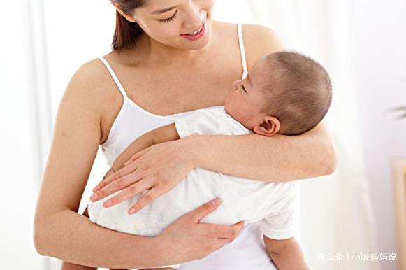 哺乳|公交车上宝妈当众哺乳,被老人破口大骂没素质,宝妈怒怼乘客叫好