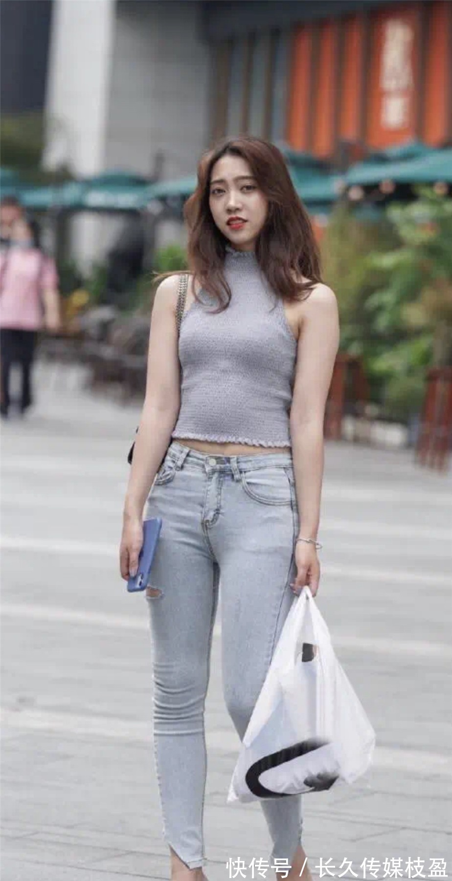 少女感|高腰牛仔裤搭配露肩上衣,遮肉又显瘦,少女感十足