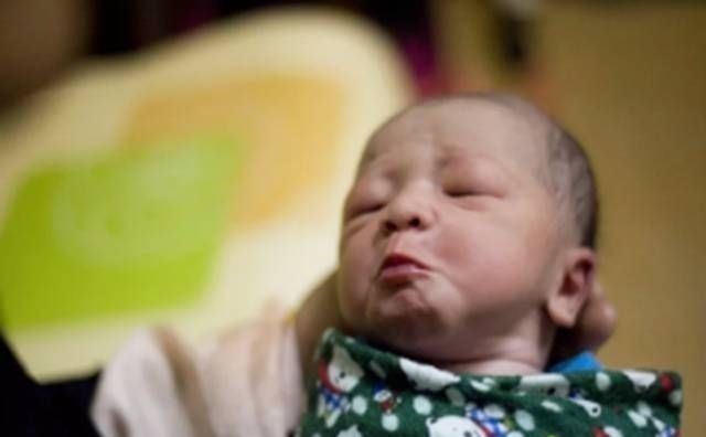 发育|宝宝睡觉时的4种动作,暗示了大脑发育程度,全都占了的恭喜了