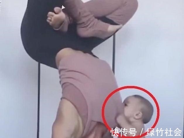 瑜伽|妈妈倒立练瑜伽,1岁宝宝笑着跑过来,做出的行为让人哭笑不得!