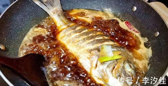 红烧|入秋后，吃此鱼正当时，比带鱼营养，比鲫鱼鲜，红烧、清蒸都美味