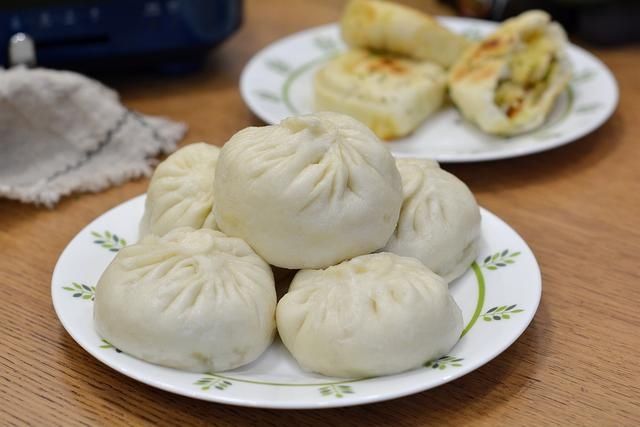 1锅南瓜馅包子2种吃法,软嫩酥嫩让人惊喜,老妈夸我真会吃