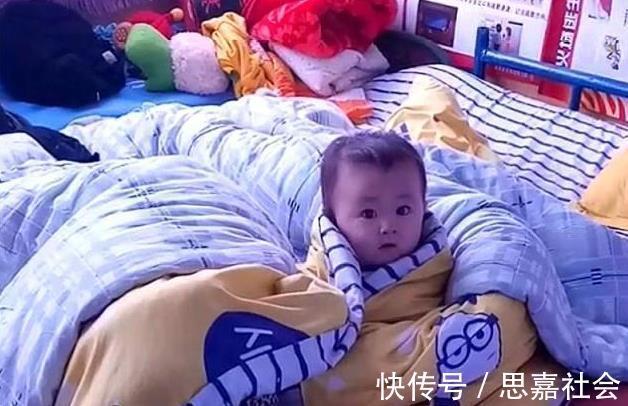 睡眠质量|宝妈哄娃午睡,没想到自己却先睡着,惊醒时被宝宝的反应萌化了