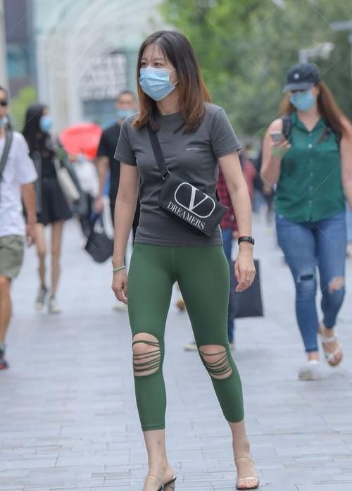 镂空|如何穿出运动风，瑜伽裤应该如何选择上衣，快看过来！