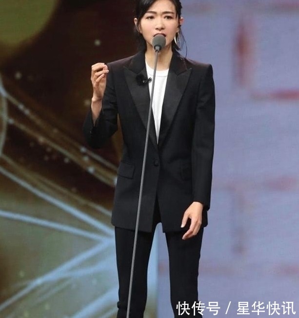 與王鷗不同,萬茜穿著簡單錄節(jié)目,原以為很樸素,站起來才懂