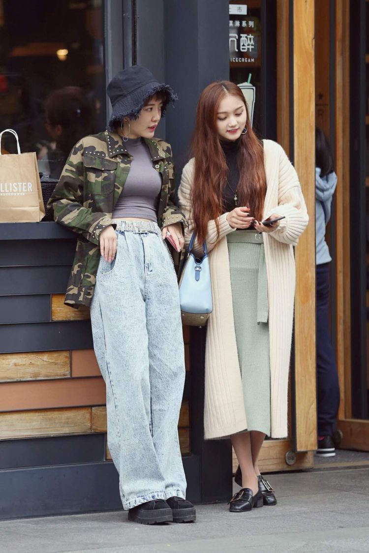 街拍美女身穿短T搭配短裙,相得益彰,甜美可爱