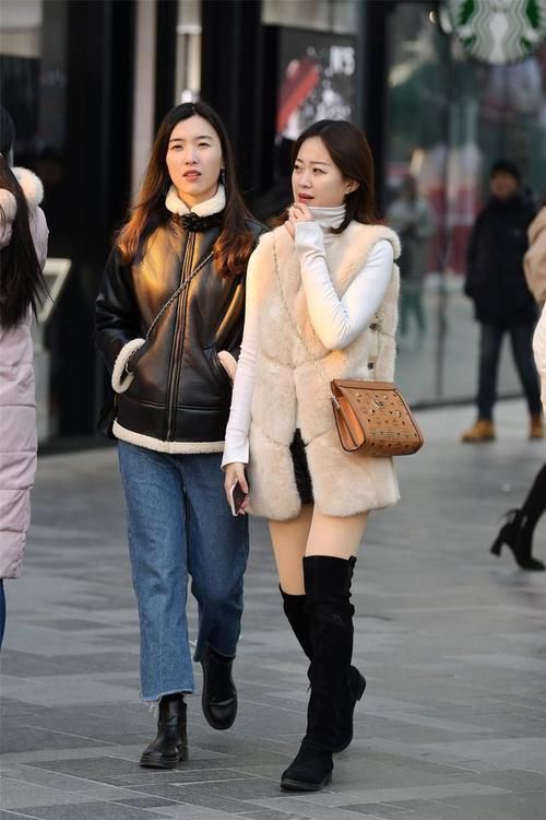 风度翩翩|美女搭配黑白涂鸦风格的风衣，在微风轻拂下，更显风度翩翩