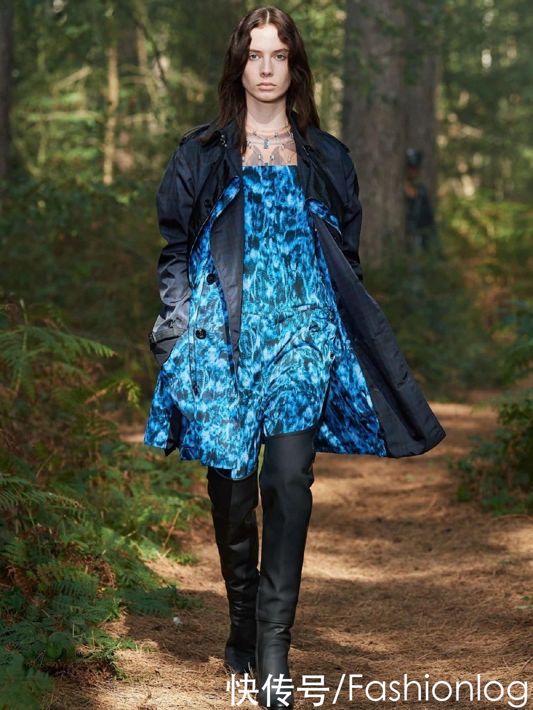 象征希望之水的一抹蓝，把人带往蔚蓝深蓝，回归自然的时尚穿搭