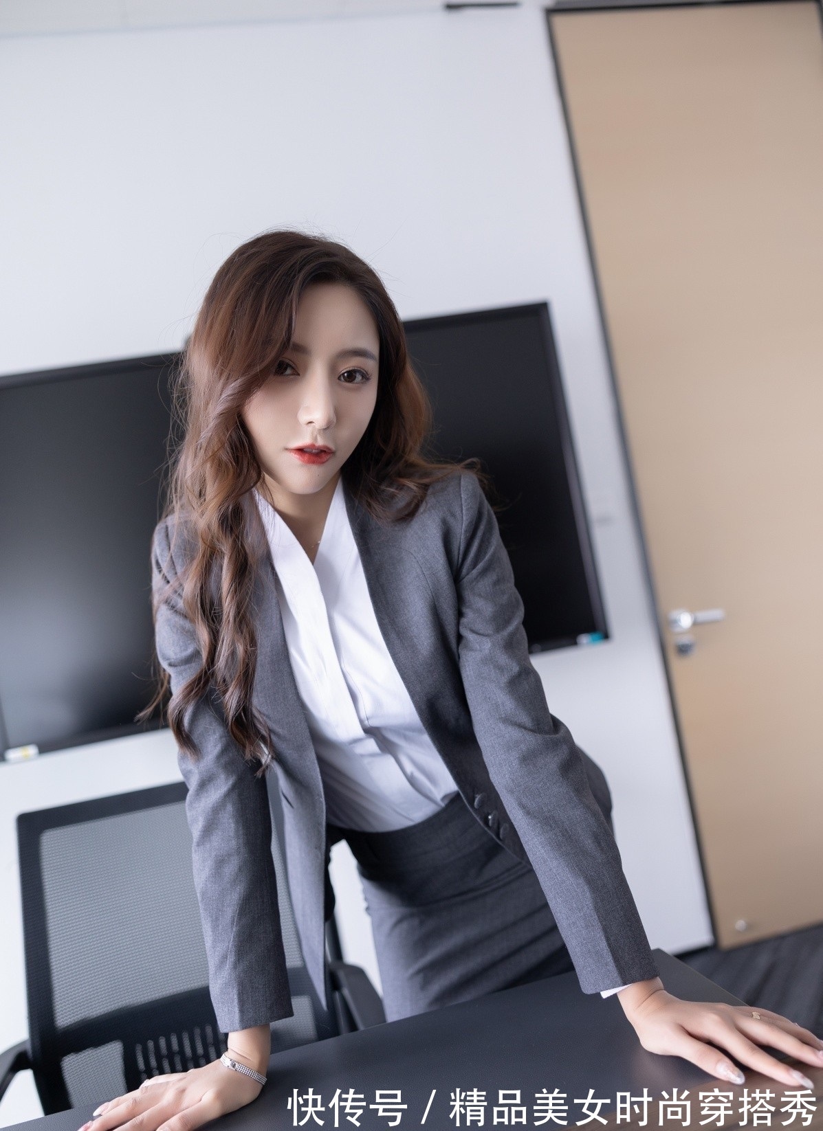 西装套装裙 职场穿搭:西装套装裙既能展现干练的职场气质,又不失女性的优雅