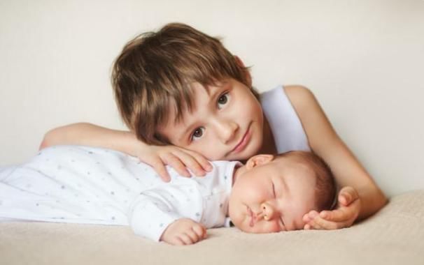 大宝幼儿园|谁还不是个宝宝了?趁宝妈不注意,哥哥偷偷“试用”弟弟襁褓