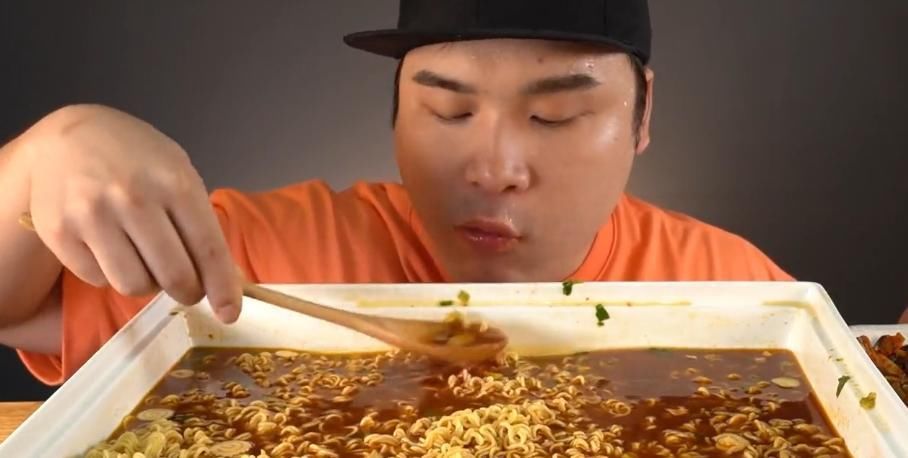 单纯|大胃王直播吃30斤泡面,刚喝一口汤就露馅了,网友怪我太单纯