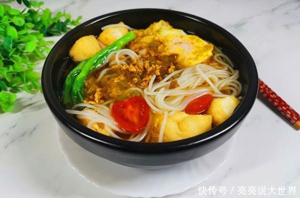  这道小吃作为早餐全家爱吃，食材丰富汤也鲜，表妹见了说能吃两碗