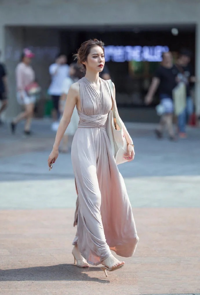 露肩个性连体长裙，显瘦又减龄，见过世面的女人都在穿