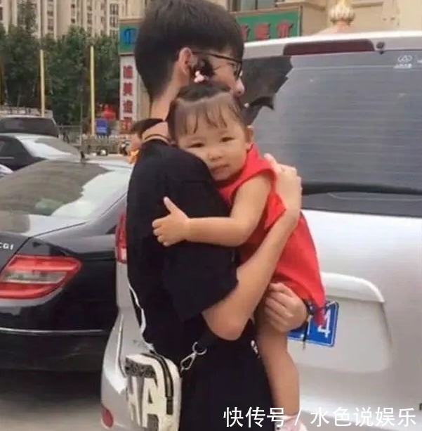 二胎政策|相差20岁的兄妹逛超市,妹妹不停买,哥哥蹲地诉苦留点老婆本