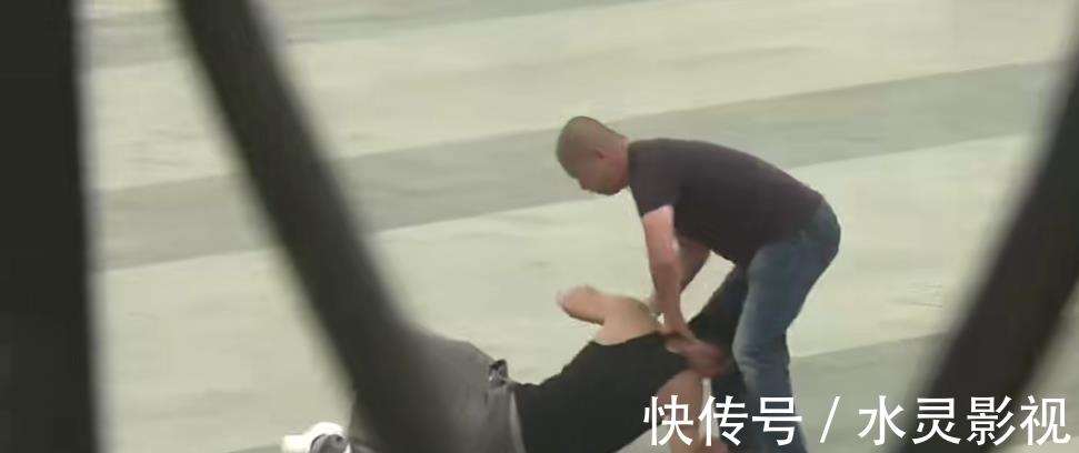 装小偷假“捡尸”,被碰瓷,这综艺被下架竟因泄露真实社会现状?