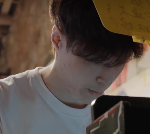 最佳男主角|彭昱畅玩游戏机无视黄磊，脚上的鞋子成最大焦点，网友：惹不起