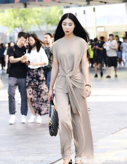 蕾丝 白色休闲上衣搭配黑色长裤，温婉柔顺，淑丽姣好！