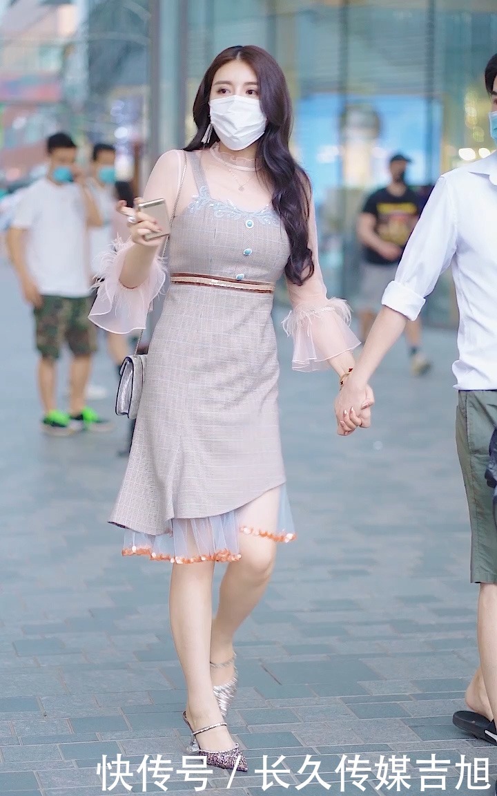 温柔网纱元素装点少女梦,中年女性这样穿,性感又梦幻