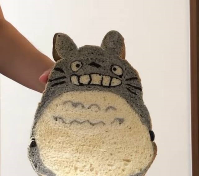多啦日本网友制作龙猫面包切开有惊喜,网友:拜托要拿出来卖!