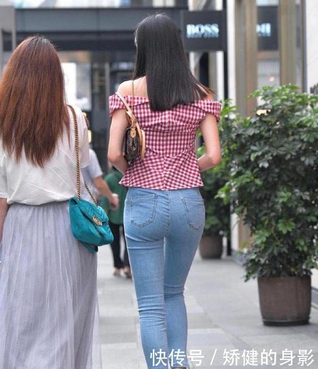 女孩这身材太迷人,“反穿”上衣配高腰短裤,1米8女孩看得很自卑