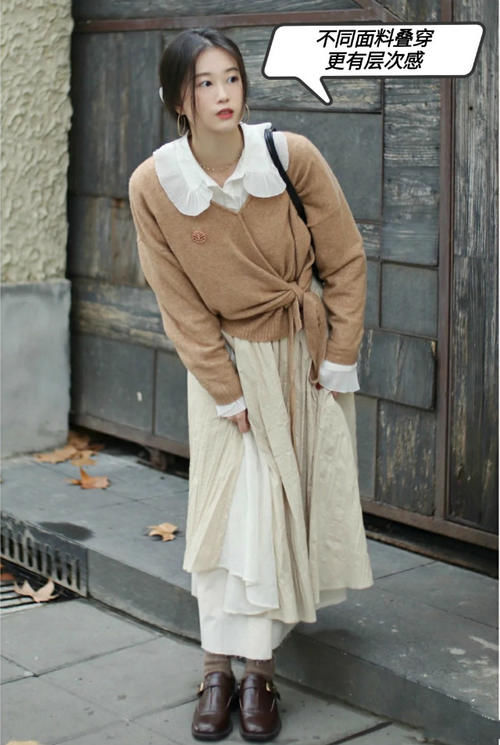 2021年早春火了一种穿法，叫“毛衣＋衬衫裙”，时髦慵懒又高级！