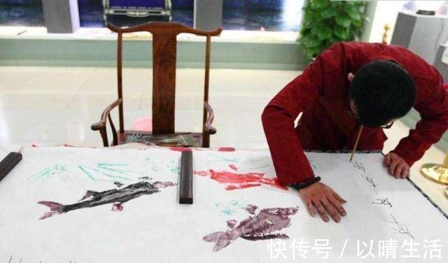 画画#他用舌头画画,看到舌头后,网友大呼:不敢看