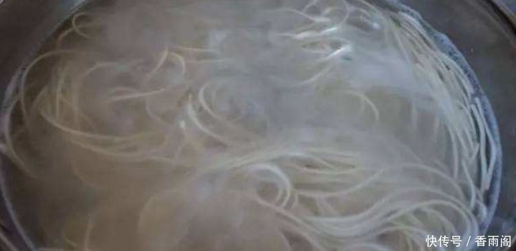  炒面的正确做法，不粘锅，根根分明，炒一大锅，大人小孩都爱吃